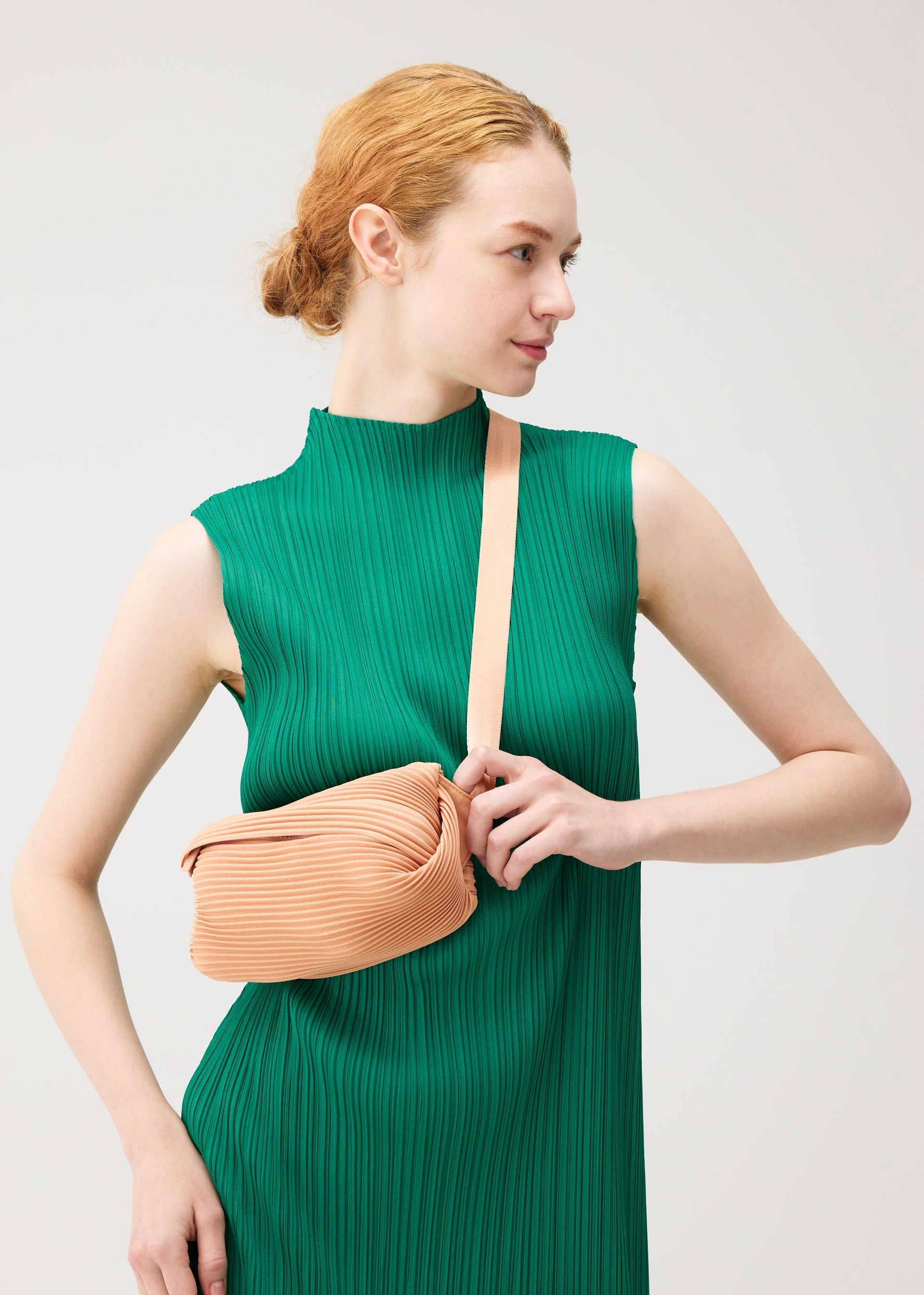 BIAS PLEATS WAIST BAG - Image 7